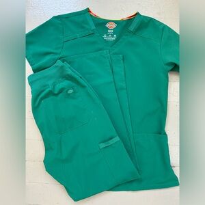 Dickies scrubs Hunter green